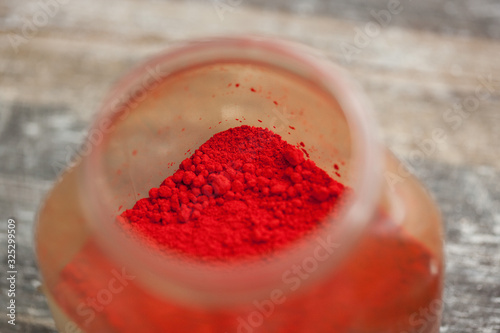 Vászonkép Rotes Farbpigment in einem Becher, Dose