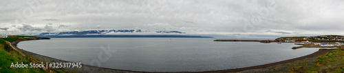 Panorama der Bucht vor Akureyri, der wichtigsten Stadt im Norden von Island, mit schneebedeckten Bergen im Hintergrund