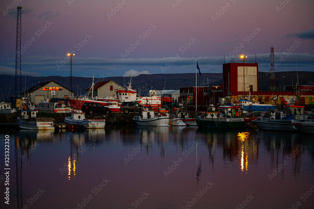 Der Hafen von Patreksfjördur in den Westfjorden von Island im fahlen Abendlicht nach Sonnenuntergang
