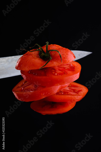  sliced ​​tomato on a black background1