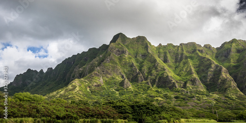Canvas Print mountains in hawaii with clouds