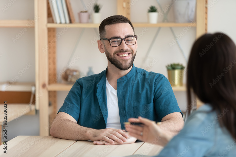 Obraz premium Smiling young man enjoying talking to skilled recruiter.