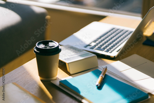 カフェで仕事をする人