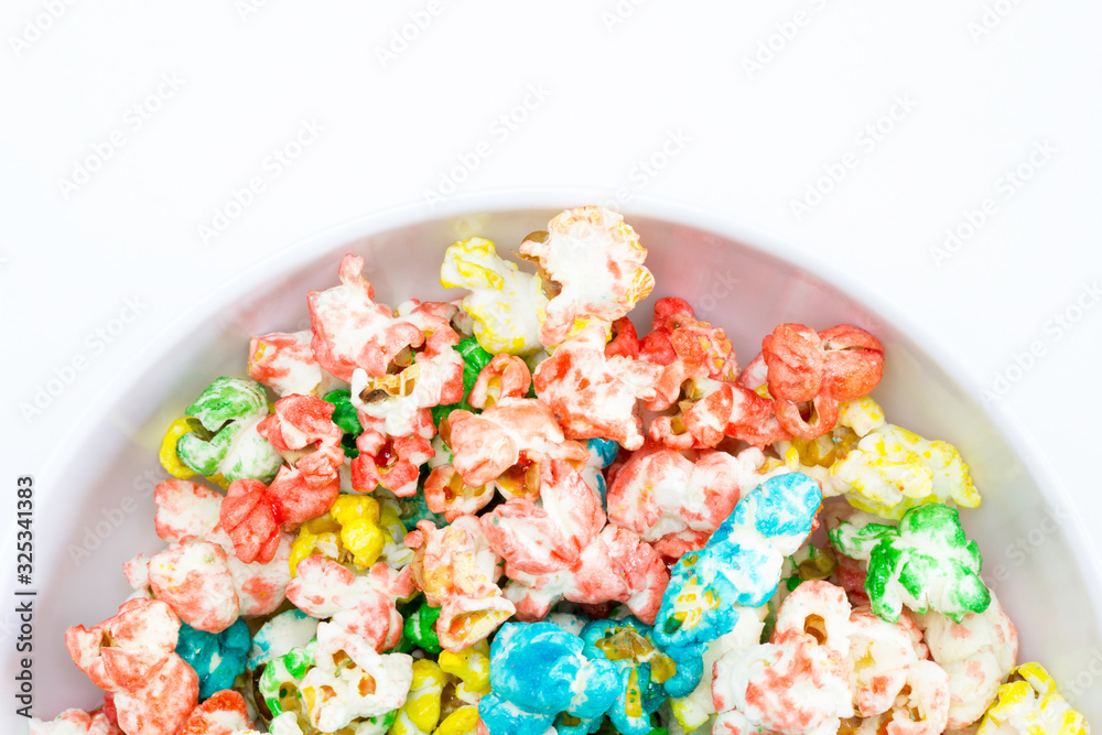 Bol de palomitas de maíz bañadas de azúcar de colores con fondo blanco  Stock Photo