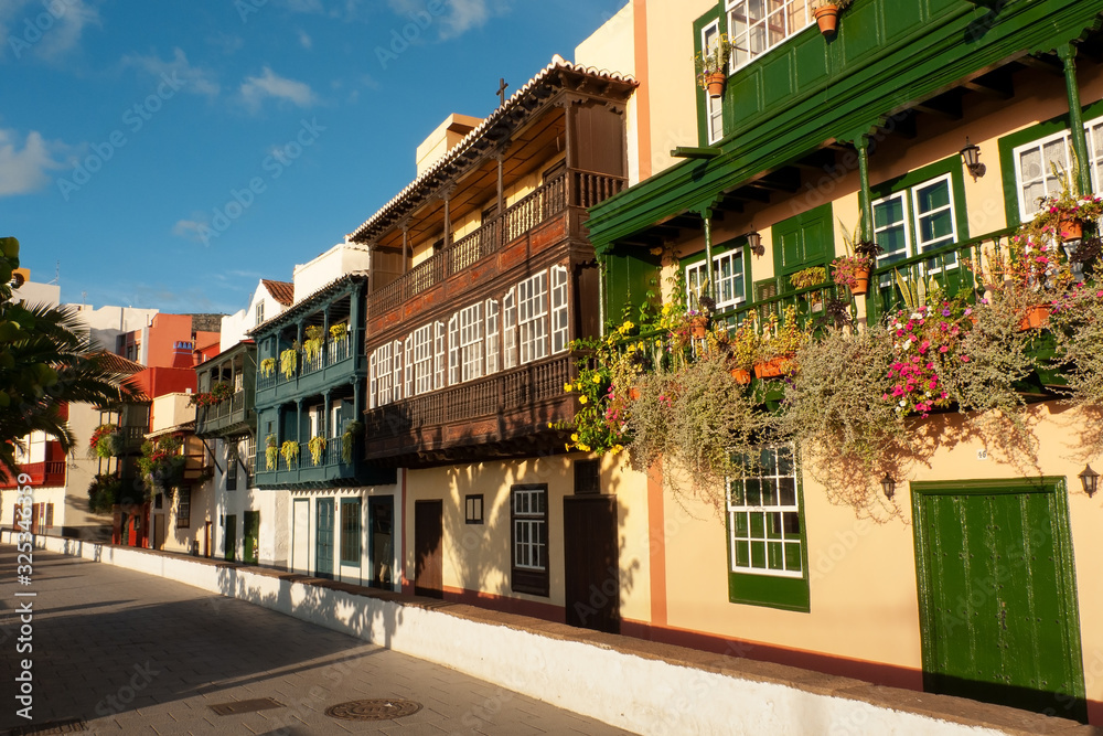 Fototapeta premium Casas con balcones de madera floridos en la avenida Marítima de Santa Cruz de La Palma