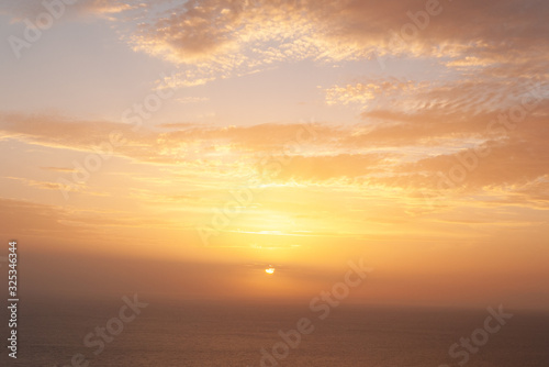 Amanecer sobre el océano Atlántico, en la isla canaria de La Palma © Orion76