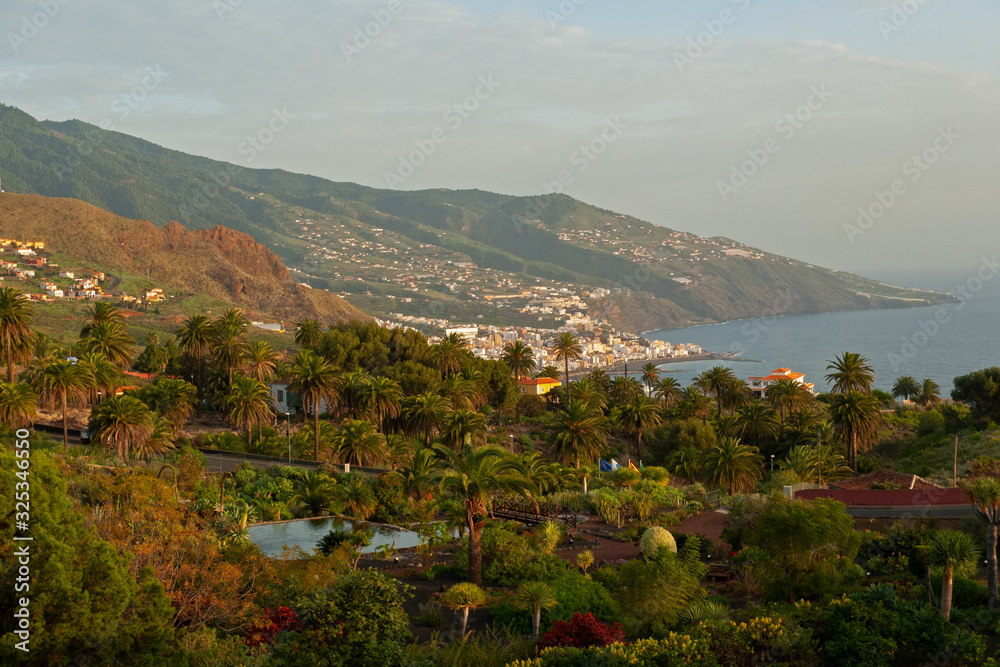 Vista desde Santa Cruz de la Palma y el océano Atlántico desde el municipio de Breña Bajan, en la isla canaria de La Palma