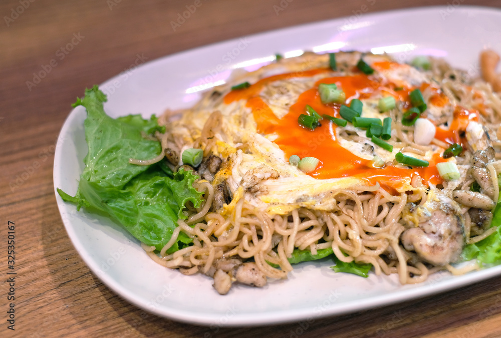 stir fried chicken noodle, thai style