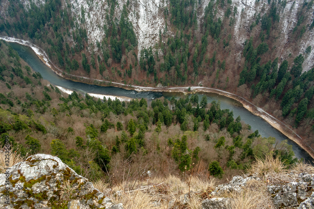 Kadr pokazujący Dunajec widziany z pienińskiego szczytu Sokolica - obrazy, fototapety, plakaty 