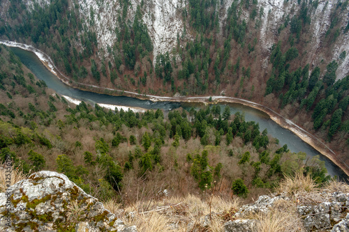 Kadr pokazujący Dunajec widziany z pienińskiego szczytu Sokolica