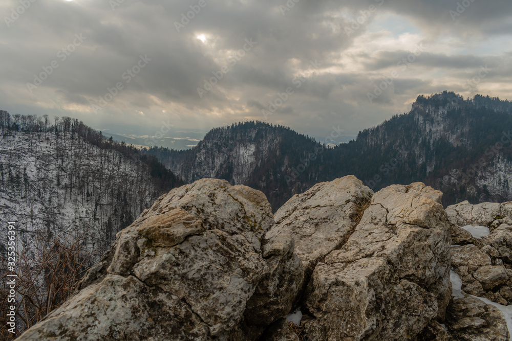 Widoki z pienińskiego szczytu Sokolica w pochmurny dzień