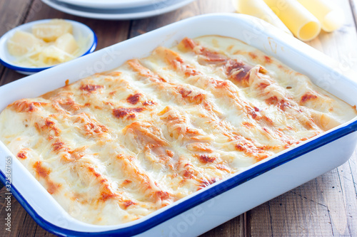 фотографія Baked cannelloni with minced meat with bechamel sauce, selective focus