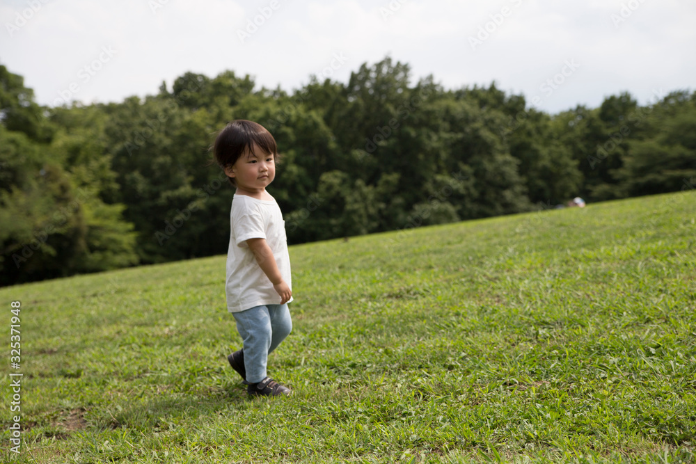 公園で遊ぶ無邪気で元気な男の子