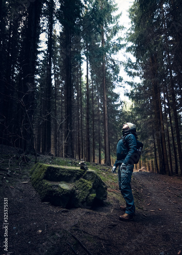 Person beim Aufblicken Wandern im Wald  © Andy