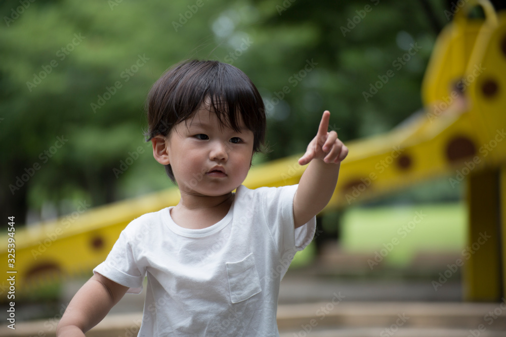 公園で遊ぶ無邪気で元気な男の子 公園で遊ぶ無邪気で元気な男の子