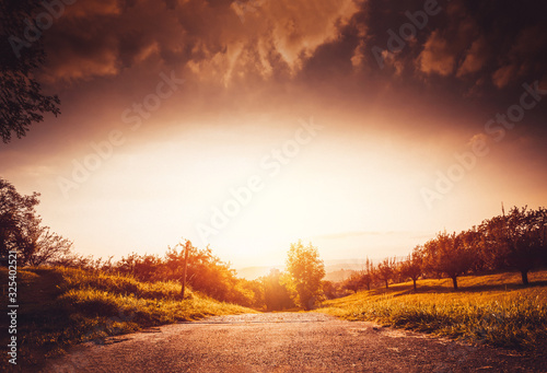 Weg führt in den Sonnenuntergang © RF-Foto