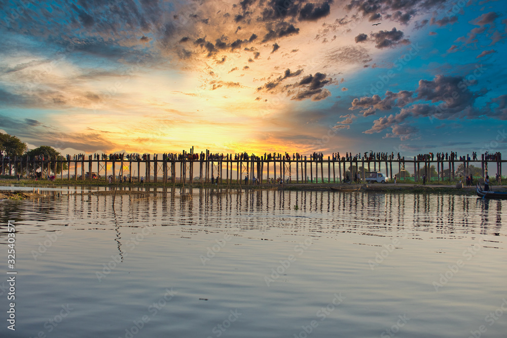Obraz premium MANDALAY/MYANMAR(BURMA) - 04th Dec, 2019 : U BEIN BRIDGE is one of the famous teakwood bridge in the world. Located in Mandalay, Myanmar.
