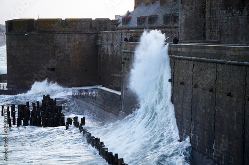 La vague lèche les rempart photo