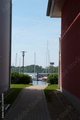 Fototapeta Naklejka Na Ścianę i Meble -  Hafen zwischen Häusern