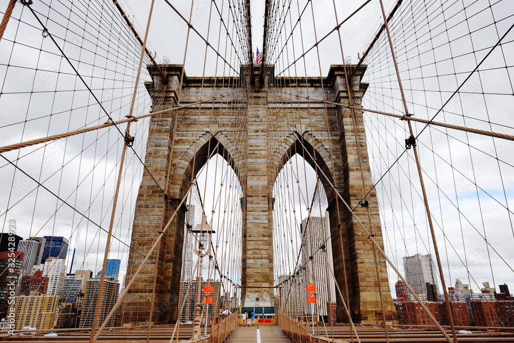 Fototapeta premium Brooklyn Bridge, Nowy Jork, USA. Piękny widok na Manhattan, Nowy Jork. Panorama centrum Manhattanu w dzielnicy finansowej. Zaplecze biznesowe.