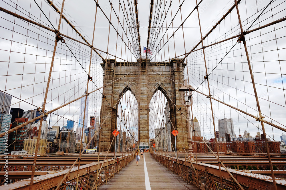 Fototapeta premium Brooklyn Bridge, Nowy Jork, USA. Piękny widok na Manhattan, Nowy Jork. Panorama centrum Manhattanu w dzielnicy finansowej. Zaplecze biznesowe.