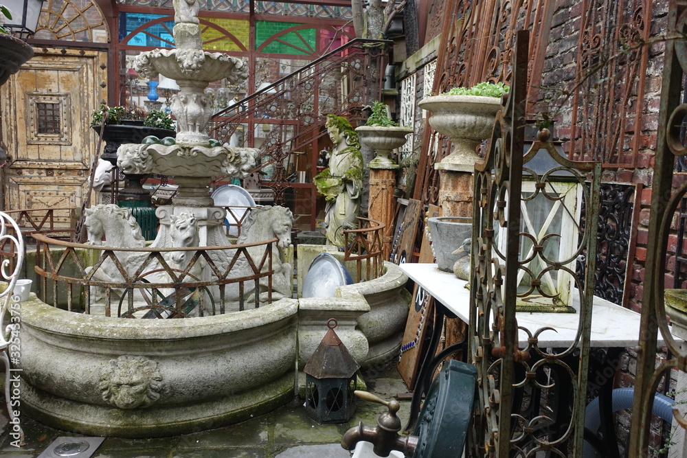 Magasin de brocante en extérieur