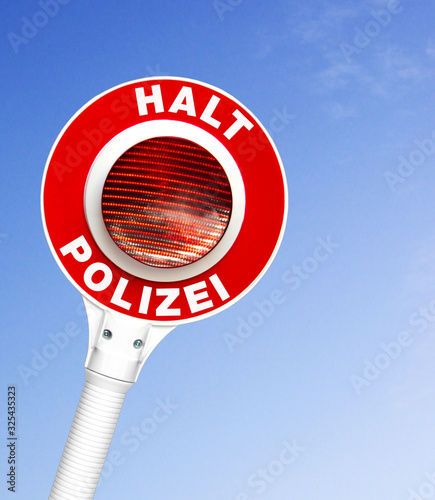 Bild auf Leinwand Polizeikelle mit Aufschrift Halt Polizei (Symbolbild)