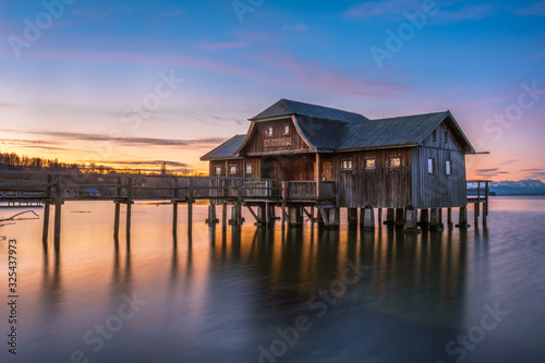 Bootshaus mit Steg in Stegen am Ammersee beim Sonnenaufgang © Harald