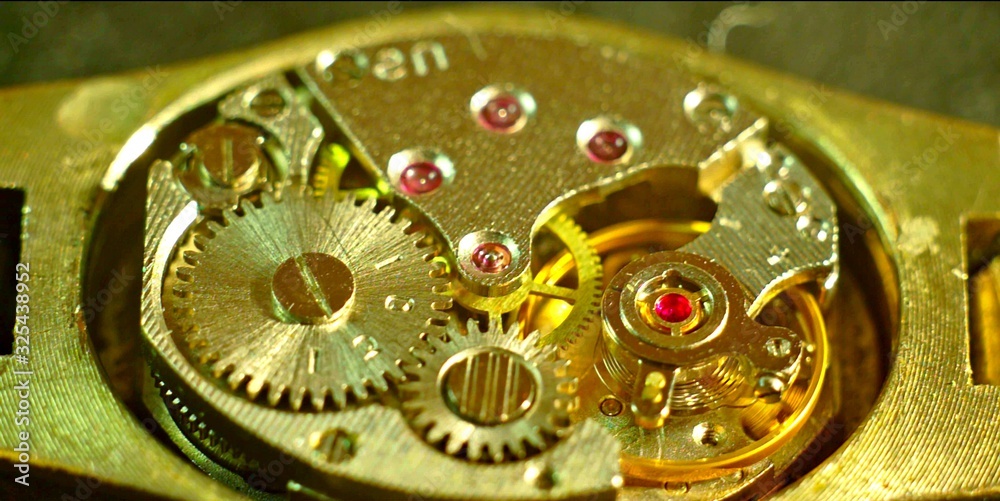 Mécanisme doré d'une montre analogique à aiguilles