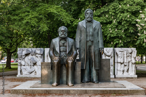 Das Bronzedenkmal von Karl Marx und Friedrich Engels in Berlin-Mitte