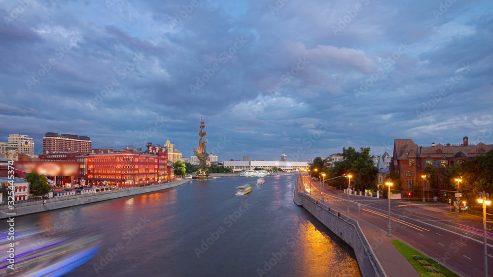Obraz premium Russia. Moscow. View from the Patriarch bridge on the river panorama of Moscow. day to night timelapse