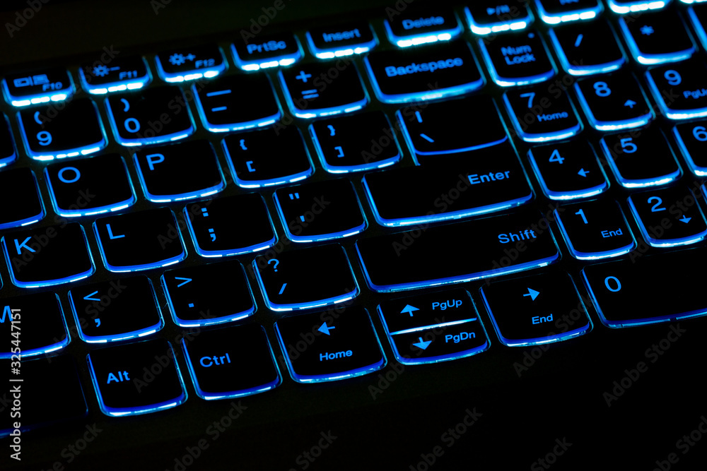 Podświetlona niebieska klawiatura komputera - laptopa