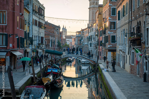 Stadttreiben in Venedig © Simon
