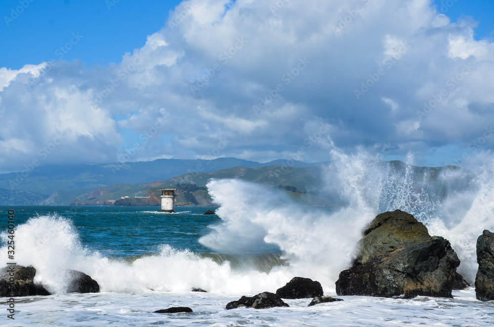 Obraz premium sea waves and blue sky