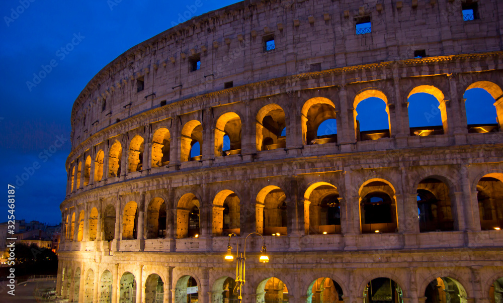 Naklejka premium colosseum at night in rome, italy Euroe