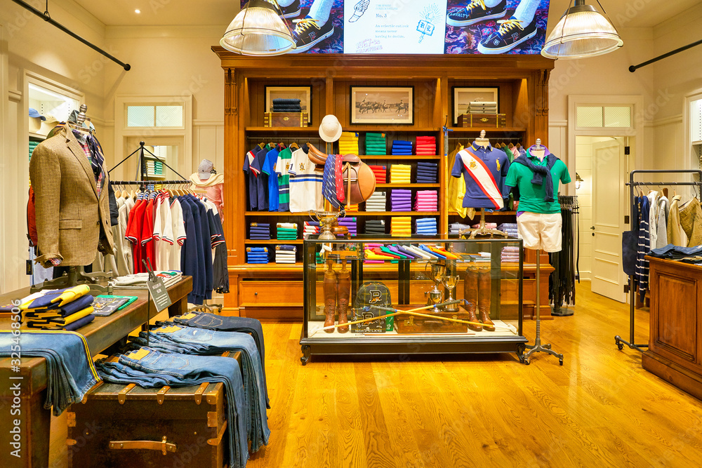 Paisaje Feudo lámpara SINGAPORE - CIRCA APRIL, 2019: interior shot of Polo Ralph Lauren store in  the Shoppes at Marina Bay Sands. Stock Photo | Adobe Stock