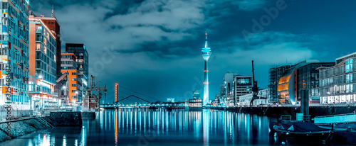 Medienhafen Düsseldorf bei Nacht