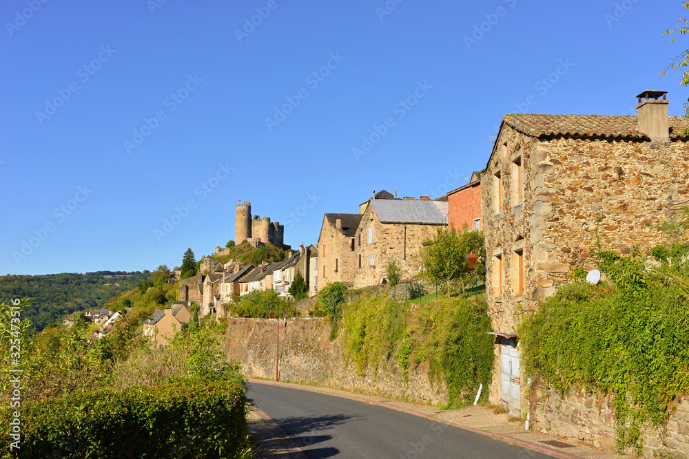 Najac (12270) et son château depuis la D39, département de l'Aveyron en région Occitanie, France