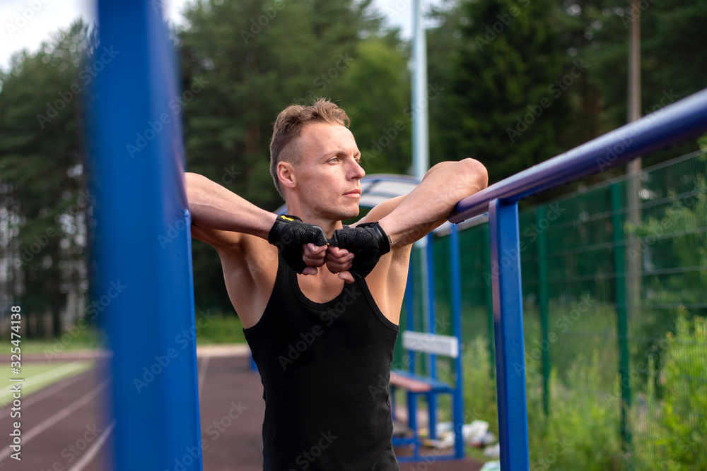 Obraz premium A man is pushing up from parallel bars