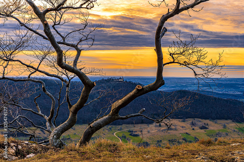 Burg auf Berg bei Sonnenuntergang
