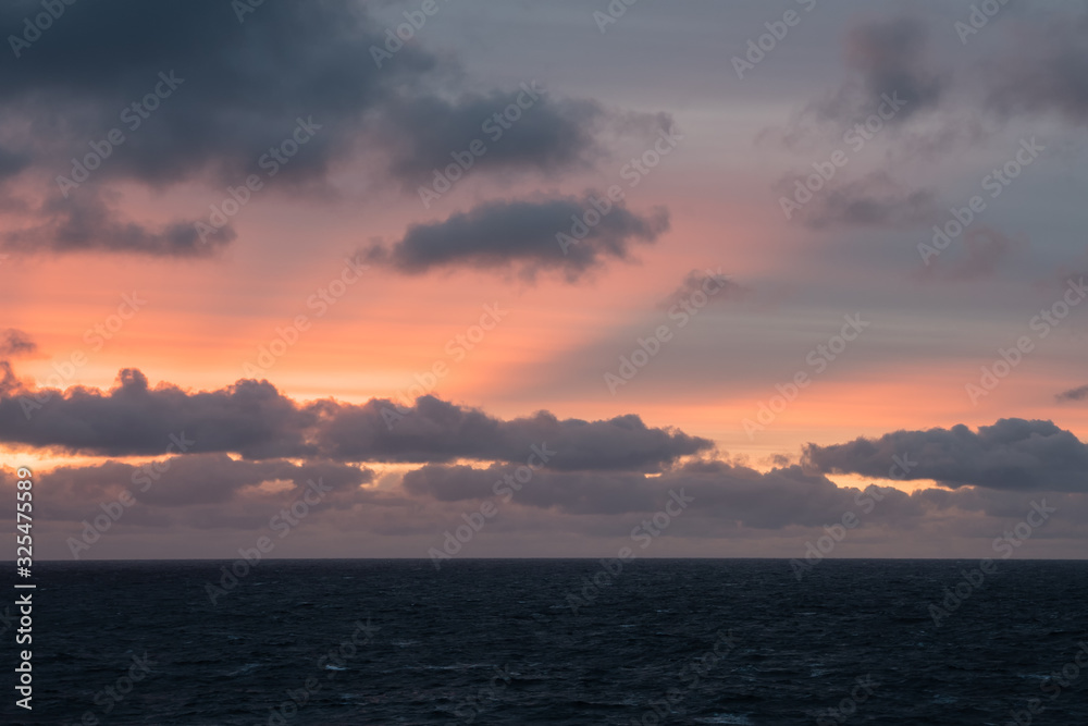 Sonnenuntergang im norwegischen Fjord mit zerklüfteten Wolken