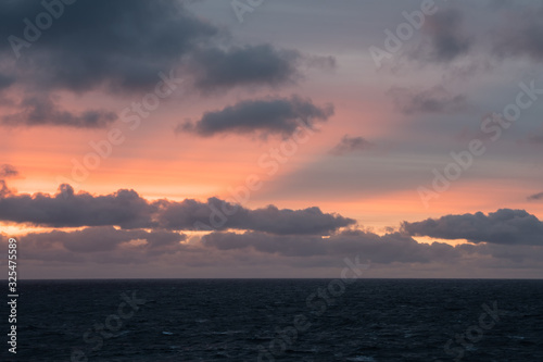 Sonnenuntergang im norwegischen Fjord mit zerklüfteten Wolken © dreakrawi