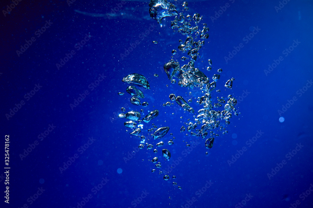 Fototapeta premium Ice cubes falling into the water