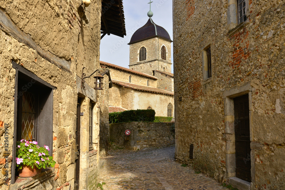 Rue des rondes vue sur le clocher de Pérouges (01800), département de l'Ain en région Auvergne-Rhône-Alpes, France