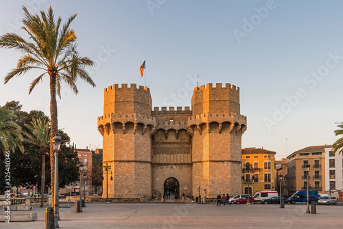 Das Stadttor „Torres de Serranos“ in Valencia; Spanien photo