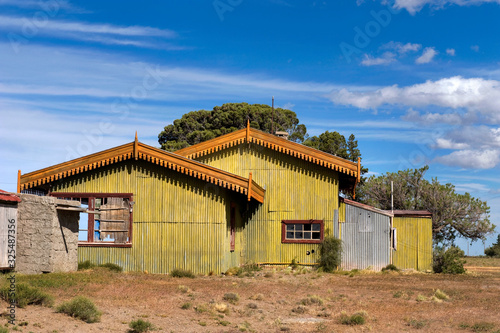 Verfallenes Gebäude im aufgelassenen Bahnhof von Jaramillo, Patagonien/ Argentinien photo