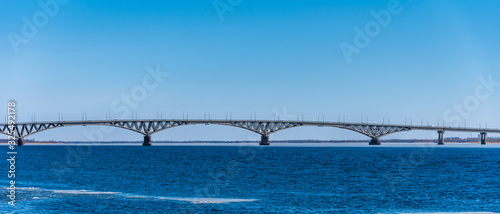 Tableau sur toile A fragment of the bridge across the Volga near Saratov in the spring with the re