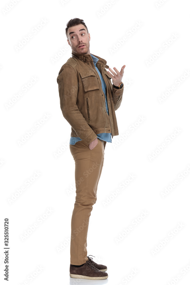 Obraz premium Side view of casual man explaining