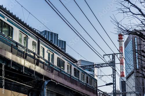 東京都千代田区有楽町の有楽町駅に停車する電車