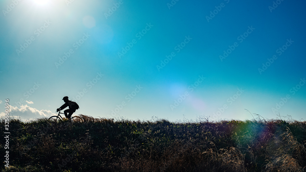 草原を走る自転車のシルエット